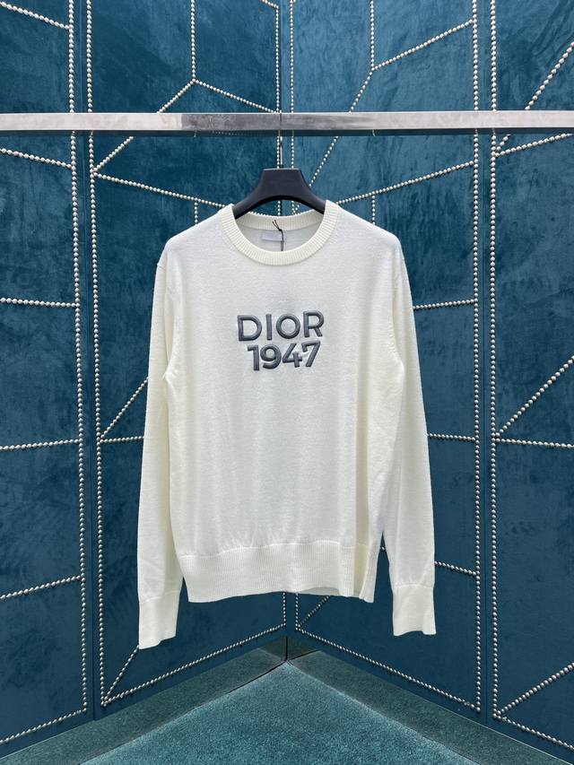 迪奥 2024春季男装系列新品圆领毛衫 胸前展示 Dior 1947 标志刺绣 向 Dior 承传以及这一具有历史意义的年份致敬 采用白色羊毛和山羊绒混纺织物精